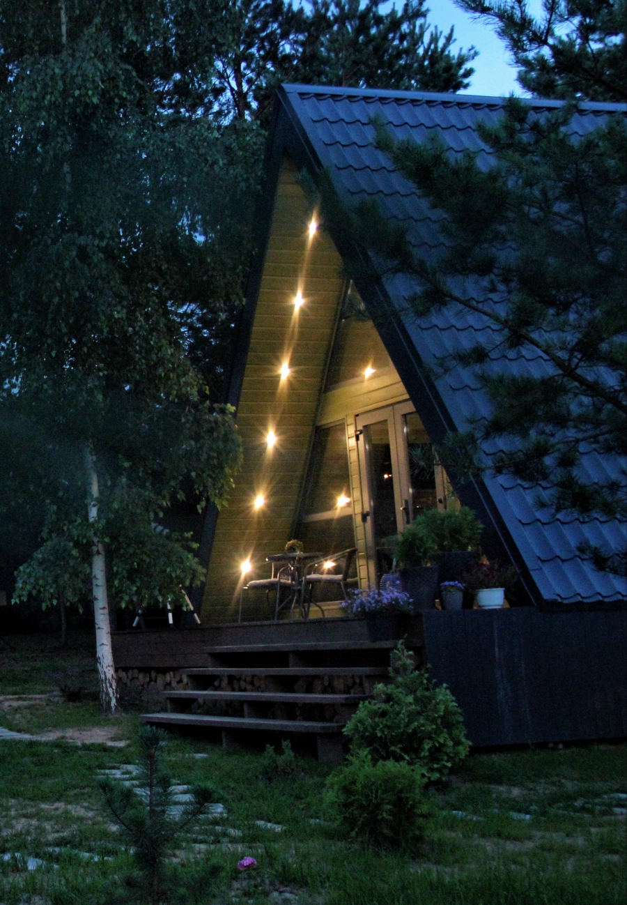 ЭКО-ПРОСТРАНСТВО С ТРЕУГОЛЬНЫМ ДОМОМ А-ФРЕЙМ CAPSULA HOME