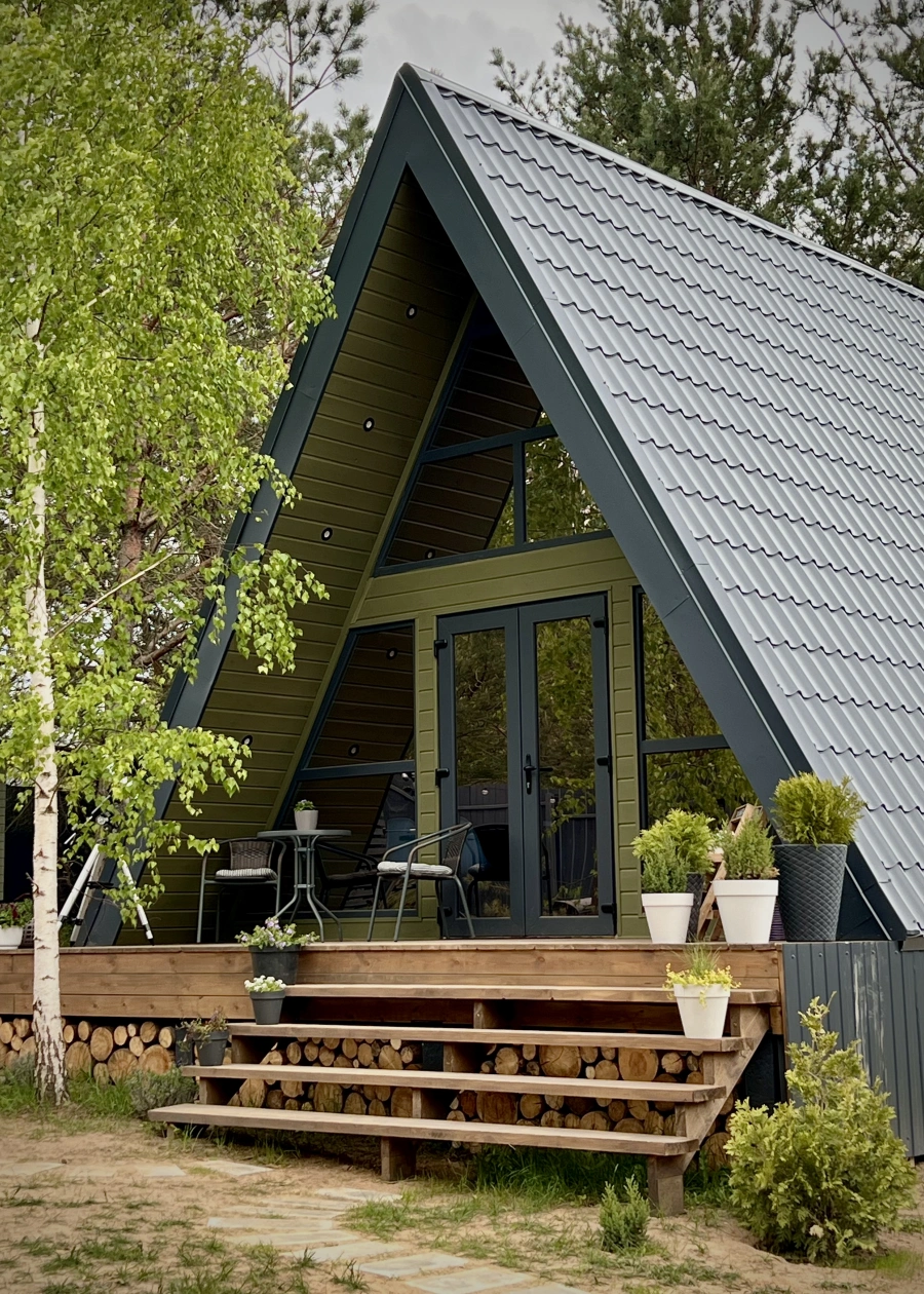 ЭКО-ПРОСТРАНСТВО С ТРЕУГОЛЬНЫМ ДОМОМ А-ФРЕЙМ CAPSULA HOME